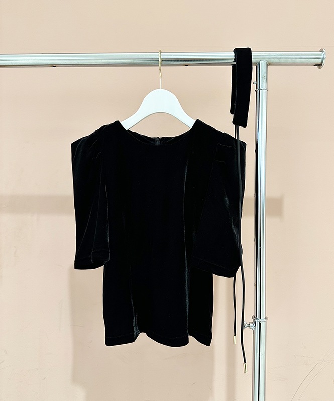 accent choker tops