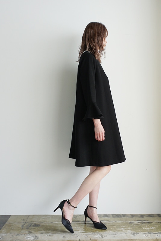 パール衿付きフレアワンピース