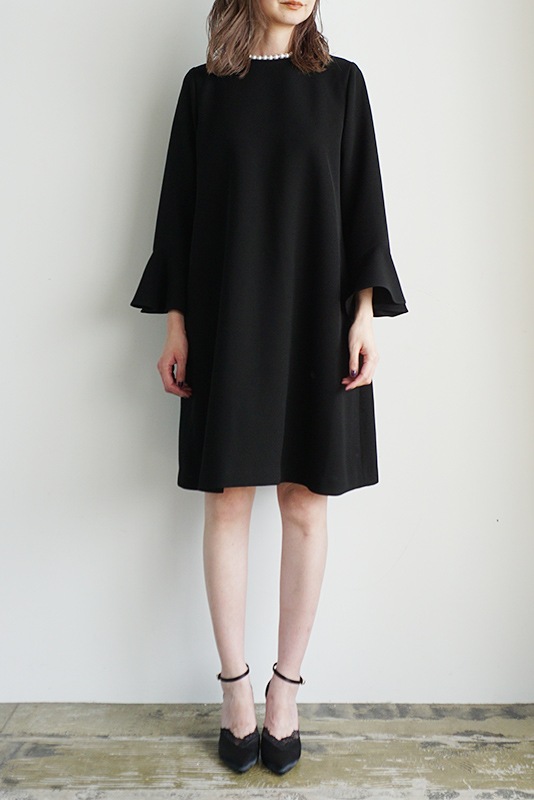 パール衿付きフレアワンピース