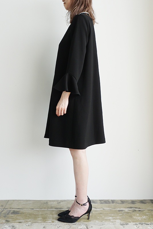 パール衿付きフレアワンピース