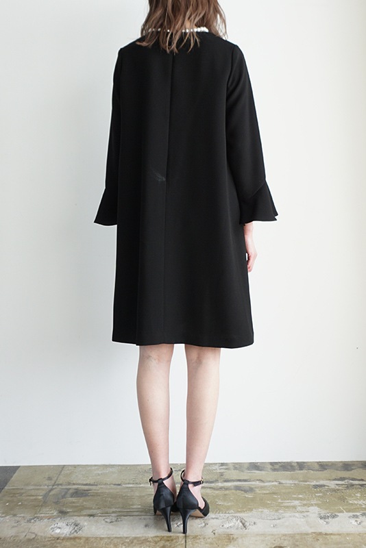 パール衿付きフレアワンピース