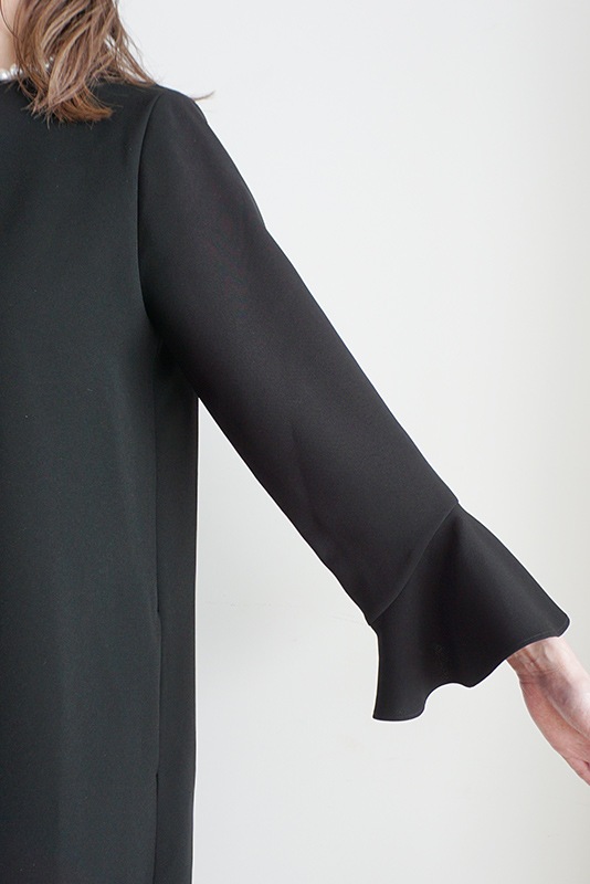 パール衿付きフレアワンピース