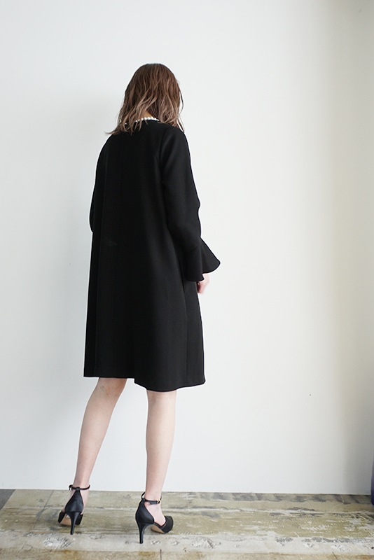 パール衿付きフレアワンピース