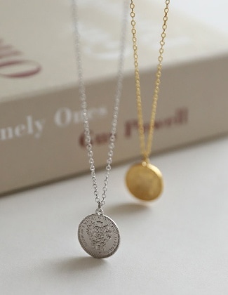 クイーンラウンドペンダントネックレス