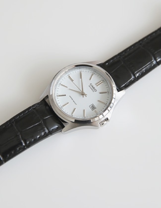 カシオラウンドレザー腕時計(ブラック)