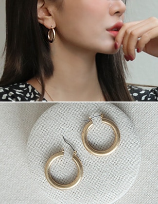 マットゴールドラウンドイヤリング