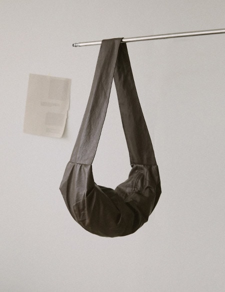 マニン ワイドストラップクロスボディバッグ