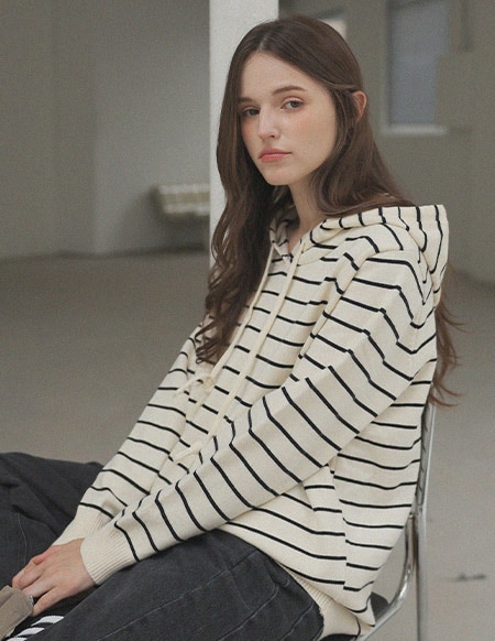 フェロフード付きニットトップス