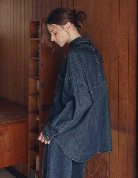 モエドバックボタンルーズフィットデニムシャツ