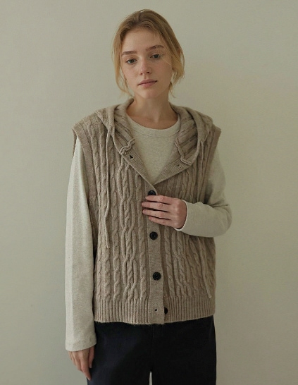 ベロケーブルフード付きニットベスト