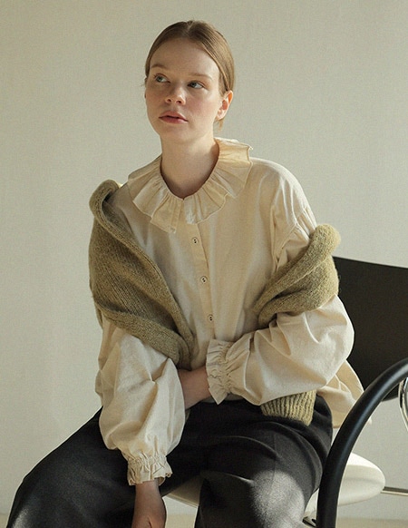 キュリーフリルカラー起毛ブラウス