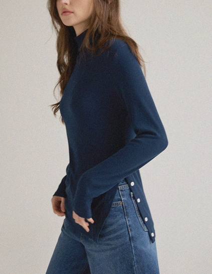 ボタンスリットハイネックトップ