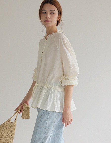 アリ フリルネック シャーリングブラウス