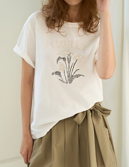カイン・フラワーの刺繍入り半袖トップス