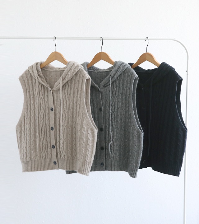 ベロケーブルフード付きニットベスト