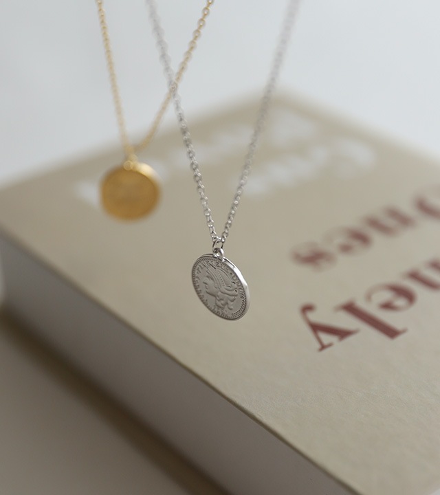 クイーンラウンドペンダントネックレス