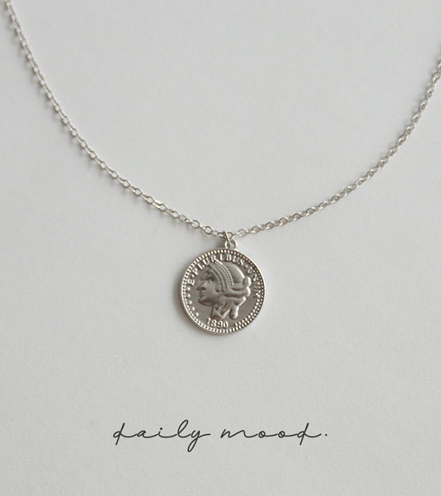 クイーンラウンドペンダントネックレス