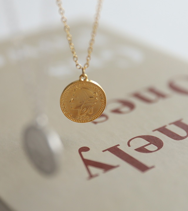 クイーンラウンドペンダントネックレス