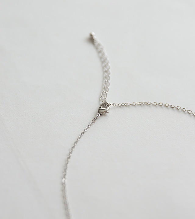 クイーンラウンドペンダントネックレス