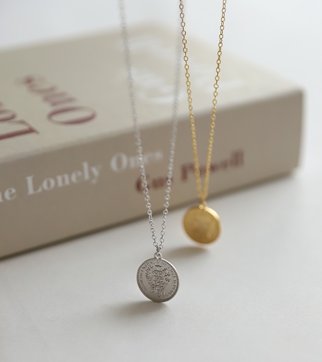 クイーンラウンドペンダントネックレス