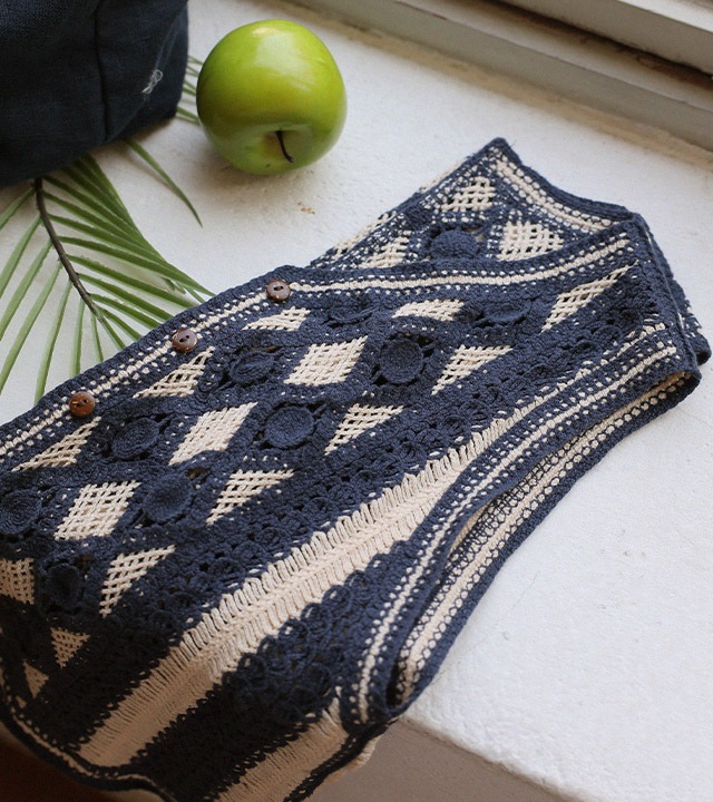 ネイビーかぎ針編みベスト