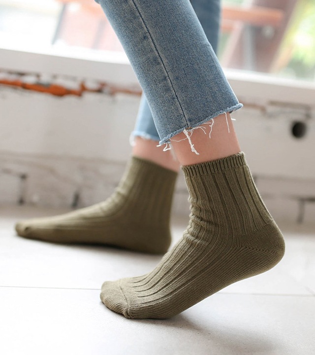 モリーソリッドウッドリブ編みソックス