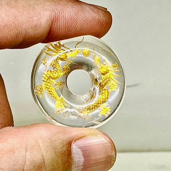 ドーナツ型 天然石　せきえい　水晶 置き石】ドーナツ型(ピーディスク) 30mm 水晶彫刻 金彫り 双龍