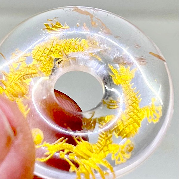 置き石】ドーナツ型(ピーディスク) 30mm 水晶彫刻 金彫り 双龍