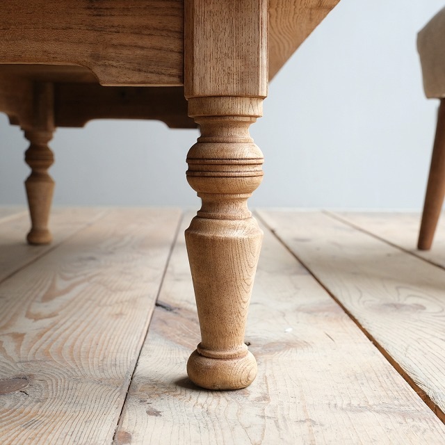 ろくろ飾りのテーブル アンティークのろくろ脚のラウンドテーブルの通販 | ライフ