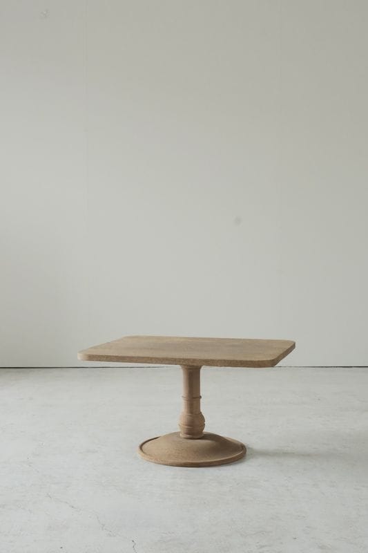 ろくろ脚のコンパクトテーブル|展示台