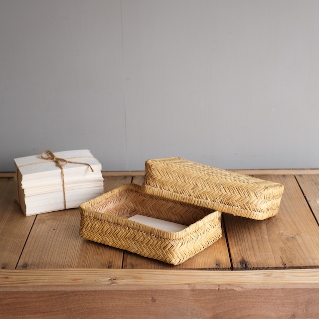 竹行李・鳥越の竹細工・鈴竹・長辺約52㎝・四つ角革付き・フタなし・アンティーク 竹行李・鳥越の竹細工・鈴竹・長辺約52㎝・四つ角革付き・フタ