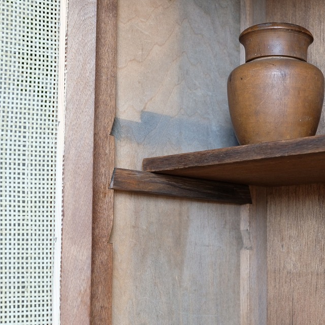 古い開き戸のキャビネット 古い開き戸のキャビネット