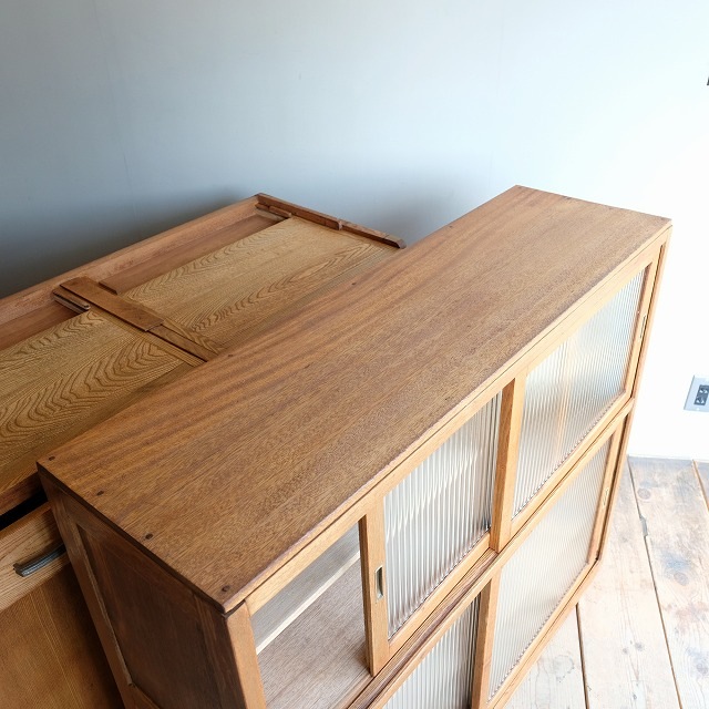 〇大塚古家具　可愛い大きなモールガラス収納棚　食器棚　水屋箪笥　本棚　書棚　店舗什器　アンティーク　古道具　古家具　 〇大塚古家具 モールガラスが可愛らしい重ね戸棚 食器棚 収納棚