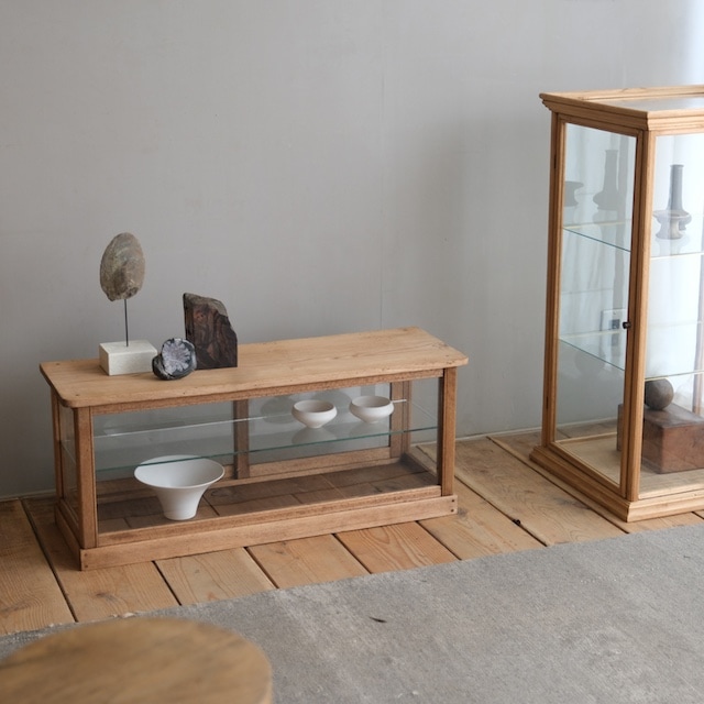 古い木製ガラスケース 小振り 卓上 ショーケース 展示ケース サイズオーダー可］木製ガラスケース 横長 観音開き 卓上 ショー