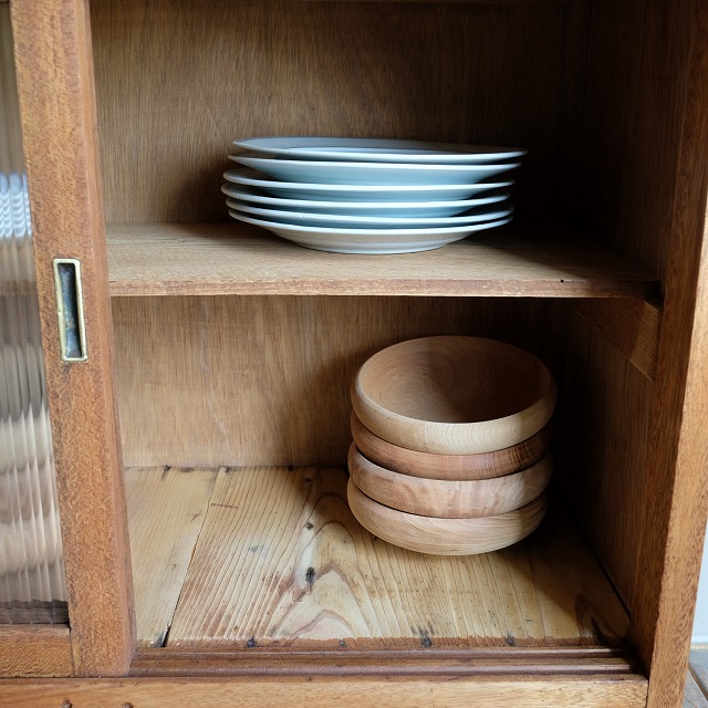古い小ぶりな木枠のモールガラス戸棚　収納棚　食器棚　キャビネット　古家具 古い小ぶりな木枠のモールガラス戸棚 収納棚 食器棚