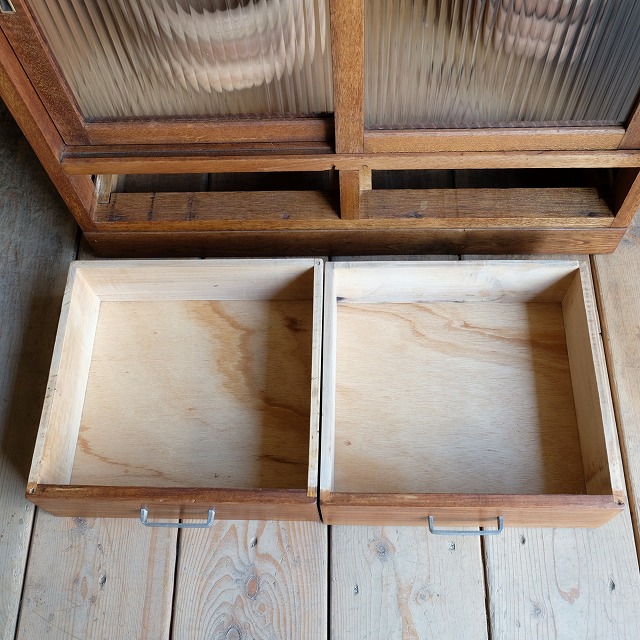 【ぴよ】 引き戸棚 キャビネット モールガラス　レトロ モールガラス扉の昭和レトロ本箱｜収納力と美しさを兼ね備えた