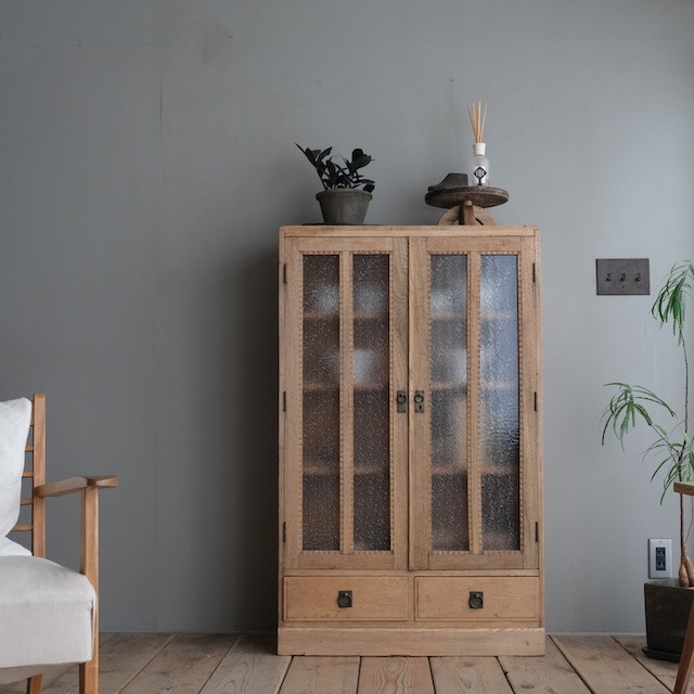 ダイヤガラスのキャビネット