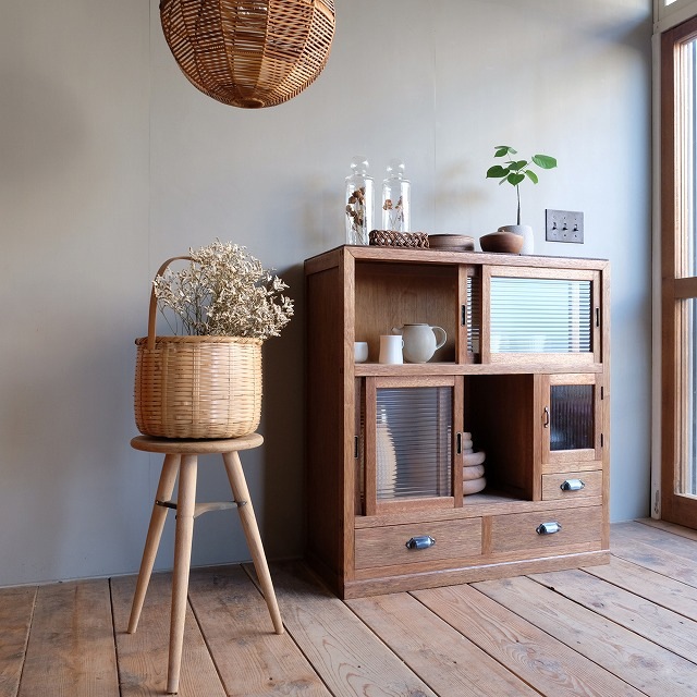 古い小ぶりなモールガラス戸棚×戸棚×小引き出し2杯 ガラス戸棚 2杯 栗 | DEMODE FUKUNAKA