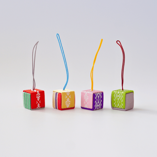 中国の手作りの小箱　丸型　4個セット　工芸品 置物 おしゃれ 季節 飾り [きれのはな ドーム小箱 七夕] ちりめん細工 ちりめん雑貨 七夕 7月 文月 7月7日 夏 ひこぼし おりひめ 短冊  置き飾り 置物 小箱 小箱付き ドーム 一越ちりめん 小さい 可愛い 童 | ちりめん細工館　店