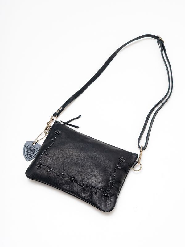 HTC BLACK LEATHER SACOCHE #SN33 STUDS / BLACK/BLACK