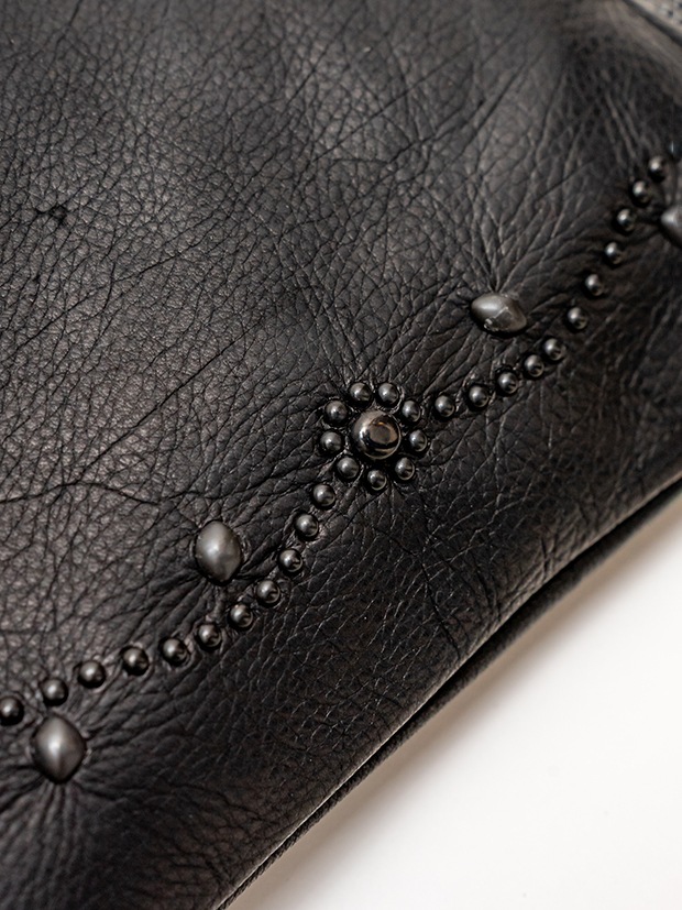 HTC BLACK LEATHER SACOCHE #SN33 STUDS / BLACK/BLACK