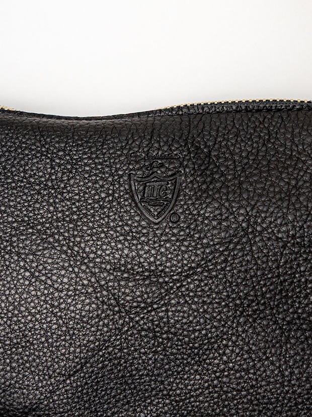 HTC BLACK LEATHER SACOCHE #SN33 STUDS / BLACK/BRASS