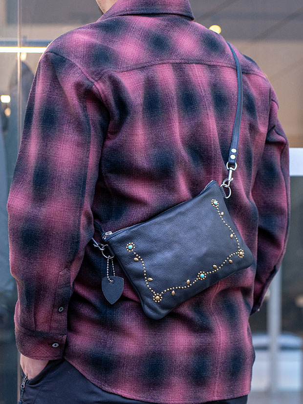 HTC BLACK LEATHER SACOCHE #SN33 STUDS / BLACK/BRASS