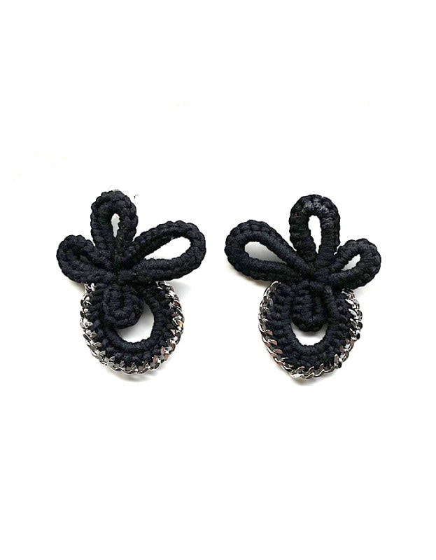 Flower Bond Yarn Pierced Earrings / black