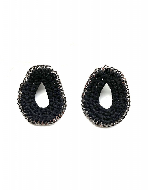 Drop Bond Yarn Pierced Earrings / black