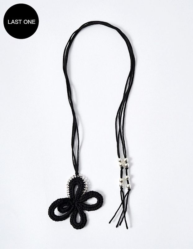 Flower Bond Yarn Choker / black