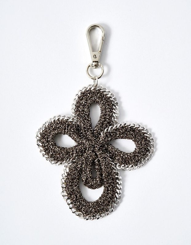 Flower Bond Yarn Charm / gold