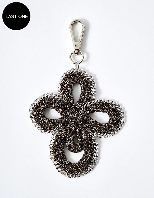 Flower Bond Yarn Charm / gold