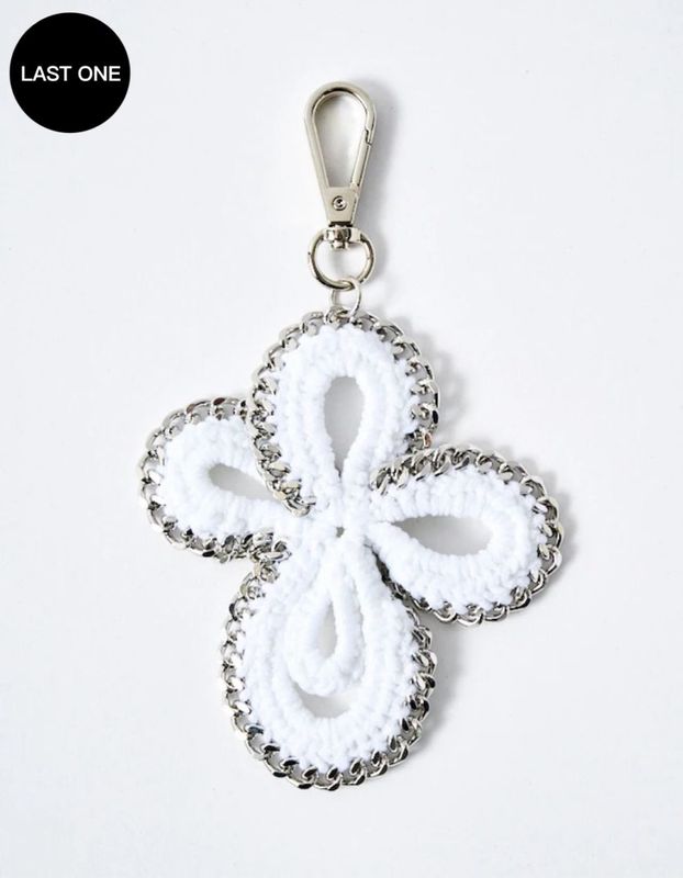 Flower Bond Yarn Charm / white