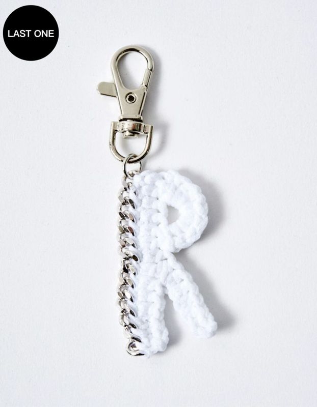 R Letter Bond Yarn Charm / white